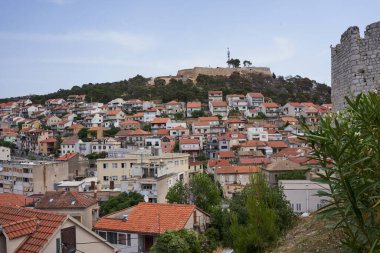  Sibenik, Hırvatistan - 26 Mayıs 2022 - Güneşli bir bahar öğleden sonrasında St. Michael 's Kalesi' nden Sibenik kasabasının manzarası                              