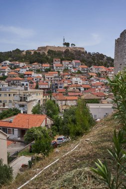 Sibenik, Hırvatistan - 26 Mayıs 2022 - Güneşli bir bahar öğleden sonrasında St. Michael 's Kalesi' nden Sibenik kasabasının manzarası                               