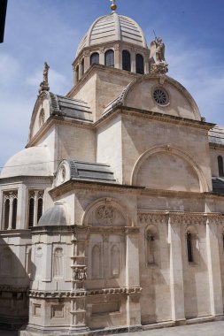 Sibenik, Hırvatistan - 26 Mayıs 2022, St. James Katedrali (Hırvatça: Katedrala sv. Jakova), Sibenik şehrinde üç maymun ve bir kubbe bulunan üç katlı bir bazilikadır.                               