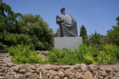 Sibenik, Hırvatistan - 26 Mayıs 2022 - Güneşli bir bahar öğleden sonrasında Kral IV. Petar Kresimir anıtı                               
