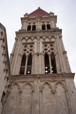 Trogir, Hırvatistan - 28 Mayıs 2022 - St. Lawrence Katedrali Çan Kulesi                               