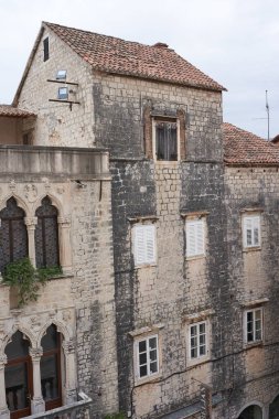 Trogir, Hırvatistan - 28 Mayıs 2022 - St. Lawrence Katedrali 'nin terasından manzara                                