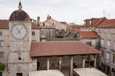 Trogir, Hırvatistan - 28 Mayıs 2022 - St. Lawrence Katedrali 'nin terasından manzara                                