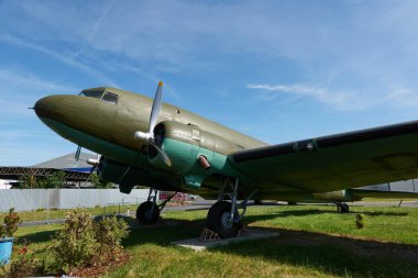 Prag, Çek Cumhuriyeti - 17 Haziran 2022 - Kbely 'deki Hava Müzesi Askeri Tarih Enstitüsü' nde askeri helikopterlerin açık hava sergisi.                                 