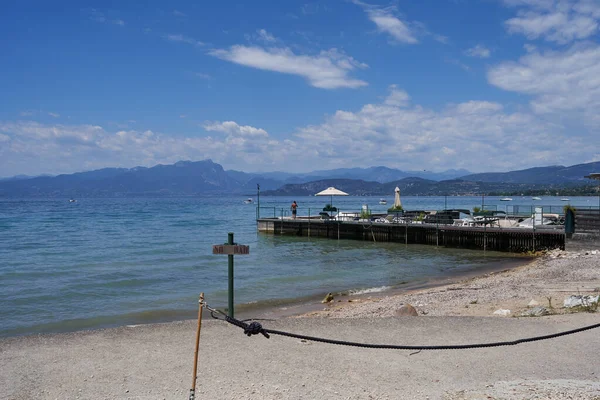 Lazise Italy July 2022 Bar Small Boat Dock Beach Lake — Stok fotoğraf
