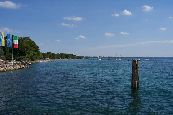 Clear Blue Water Lake Garda Wooden Stake Summer Afternoon — Stok fotoğraf