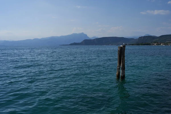 Clear Blue Water Lake Garda Wooden Stake Summer Afternoon — Stok fotoğraf