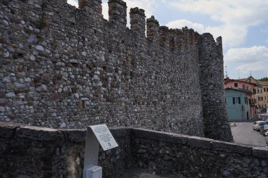 Kuzey İtalya 'da Garda Gölü' nün güney kıyısında bulunan Desenzano del Garda 'daki eski bir ortaçağ kalesi - Temmuz 2022                               
