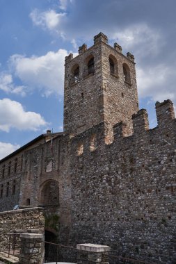 Kuzey İtalya 'da Garda Gölü' nün güney kıyısında bulunan Desenzano del Garda 'daki eski bir ortaçağ kalesi - Temmuz 2022                               