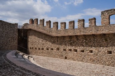 Kuzey İtalya 'da Garda Gölü' nün güney kıyısında bulunan Desenzano del Garda 'daki eski bir ortaçağ kalesi - Temmuz 2022                               