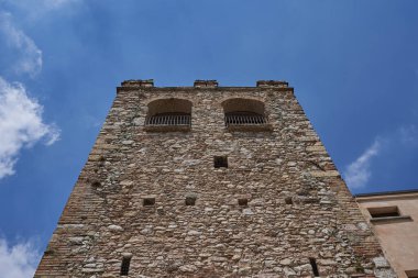 Kuzey İtalya 'da Garda Gölü' nün güney kıyısında bulunan Desenzano del Garda 'daki eski bir ortaçağ kalesi - Temmuz 2022                               