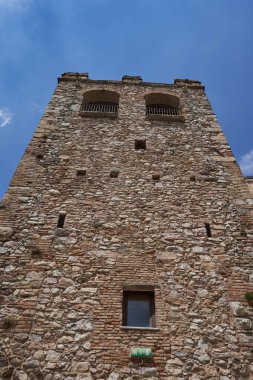 Kuzey İtalya 'da Garda Gölü' nün güney kıyısında bulunan Desenzano del Garda 'daki eski bir ortaçağ kalesi - Temmuz 2022                               