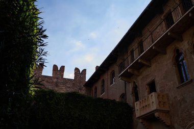 Verona, İtalya - 13 Temmuz 2022 - William Shakespeare 'in aşk trajedisi Romeo ve Juliet' in ünlü balkonlu Juliet Capulet Hanesi (Giulietta Capuleti)                                 