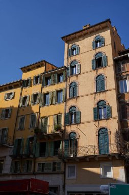 Verona, İtalya - 13 Temmuz 2022 - Ana Pazar Meydanı - Piazza delle Erbe Bir yaz öğleden sonra                               