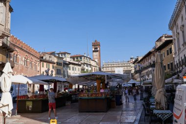 Verona, İtalya - 13 Temmuz 2022 - Ana Pazar Meydanı - Piazza delle Erbe Bir yaz öğleden sonra                               