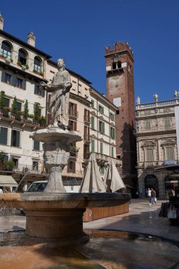 Verona, İtalya - 13 Temmuz 2022 - Ana Pazar Meydanı - Piazza delle Erbe Bir yaz öğleden sonra                               