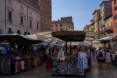  Verona, İtalya - 13 Temmuz 2022 - Ana Pazar Meydanı - Piazza delle Erbe Bir yaz öğleden sonra                              