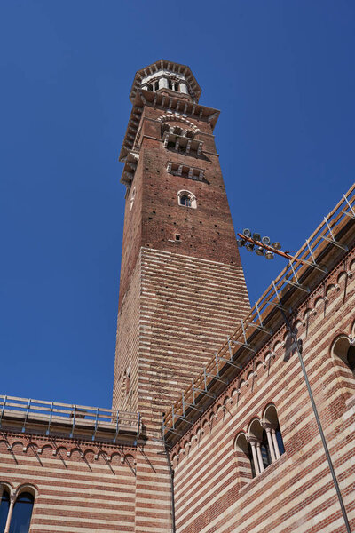 Верона, Италия - 13 июля 2022 года - Палаццо делла Раджионе в Вероне солнечным летним днем                                 