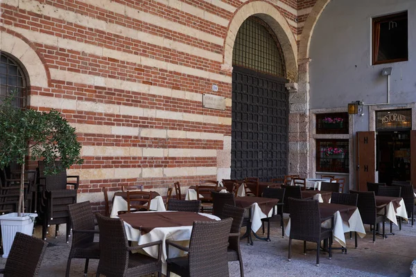 Verona, İtalya - 13 Temmuz 2022 - Güneşli bir yaz öğleden sonrasında Verona 'daki Palazzo della Ragione                                 