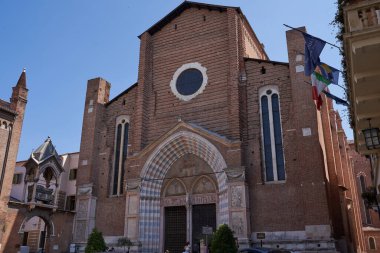Verona, İtalya - 13 Temmuz 2022 - Saint Anastasia Bazilikası güneşli bir yaz öğleden sonrasında İtalyan Gotik tarzının bir örneği                                   