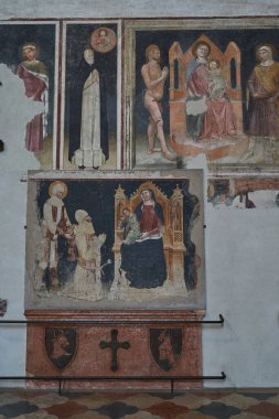 Verona, İtalya - 13 Temmuz 2022 - Saint Anastasia Bazilikası güneşli bir yaz öğleden sonrasında İtalyan Gotik tarzının bir örneği                               