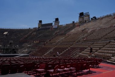 Verona, İtalya - 13 Temmuz 2022 - Verona Arena - Roma amfitiyatrosu Verona 'da güzel bir yaz gününde                                 