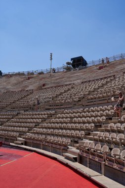 Verona, İtalya - 13 Temmuz 2022 - Verona Arena - Roma amfitiyatrosu Verona 'da güzel bir yaz gününde                                 