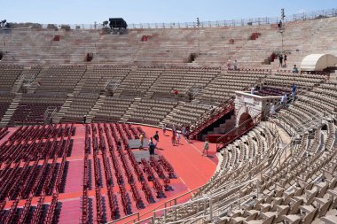 Verona, İtalya - 13 Temmuz 2022 - Verona Arena - Roma amfitiyatrosu Verona 'da güzel bir yaz gününde                                 
