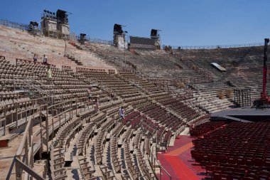 Verona, İtalya - 13 Temmuz 2022 - Verona Arena - Roma amfitiyatrosu Verona 'da güzel bir yaz gününde                                 