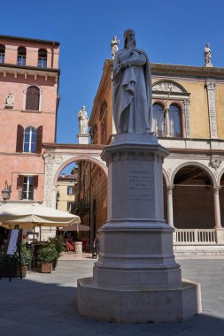 Verona, İtalya - 13 Temmuz 2022 - Verona tarihi şehir merkezi - Piazza dei Signori Meydanı, Palazzo Governo Sarayı ve Loggia del Consiglio Dante Alighieri anıtı                               