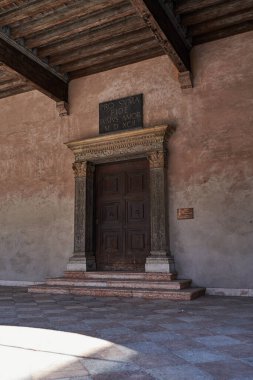 Verona, İtalya - 13 Temmuz 2022 - Verona tarihi şehir merkezi - Piazza dei Signori Meydanı, Palazzo Governo Sarayı ve Loggia del Consiglio Dante Alighieri anıtı                               