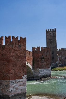  İtalya 'nın Verona kentindeki Adige nehri boyunca uzanan Castelvecchio Kalesi' ne bağlı Castel Vecchio Köprüsü (veya Scaliger Köprüsü) manzarası - Temmuz 2022                              
