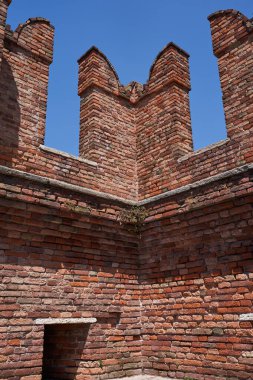 İtalya 'nın Verona kentindeki Adige nehri boyunca uzanan Castelvecchio Kalesi' ne bağlı Castel Vecchio Köprüsü (veya Scaliger Köprüsü) manzarası - Temmuz 2022                               