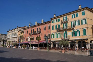 Verona, İtalya - 13 Temmuz 2022 - Güneşli bir günde anıtsal arenası olan şehrin kalbi Piazza Bra                               