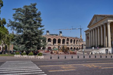 Verona, İtalya - 13 Temmuz 2022 - Güneşli bir günde anıtsal arenası olan şehrin kalbi Piazza Bra                               