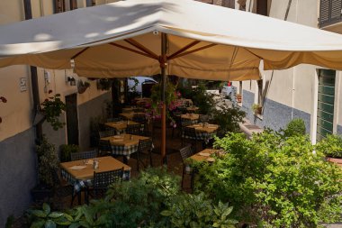  Verona, İtalya - 13 Temmuz 2022 - Güneşli bir günde tarihi şehir merkezinin sessiz köşeleri                              