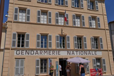 Saint-Tropez, Fransa - 8 Ağustos 2022 - jandarma milliyeti - Fransız polisi - Müze sinema binası                               