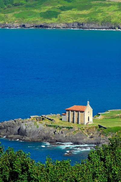 Urdaibai nehrinde Santa Catalina (Mundaka) inzivaya çekildi. Urdaibai Biyosfer rezervi, Bask Ülkesi, İspanya
