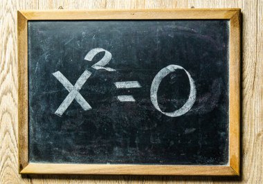 Adam karatahtaya matematik denklemi yazıyor, stüdyo Chiangmai Tayland 'da..