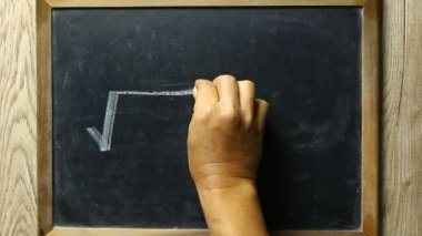 Adam karatahtaya matematik denklemi yazıyor, stüdyo Chiangmai Tayland 'da..