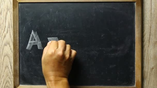 Homme Écrit Équation Comptable Sur Tableau Noir Dans Studio Chiangmai — Video