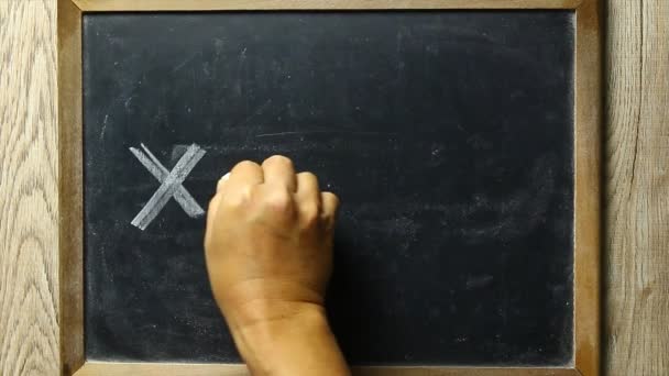 Homme Écrit Une Équation Mathématique Tableau Noir Studio Chiangmai Thaïlande — Video