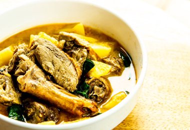 Kavrulmuş kırmızı köri tabakta, Chiangmai Tayland 'da.