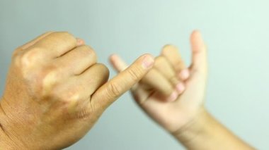 Baba oğul, Stüdyo Chiangmai Tayland 'da birbirlerinin küçük parmaklarını bağlıyorlar..