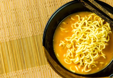 Stüdyo Chiangmai Tayland 'da sarı erişteler.