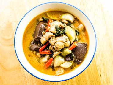 Kavanozlu kırmızı köri, Tayland yemeği.