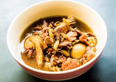 Haşlanmış domuz budu ve beş baharatlı yumurta, Tayland yemeği..