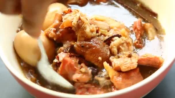 煮込み豚足と5つのスパイスと卵 タイの有名な食べ物 — ストック動画