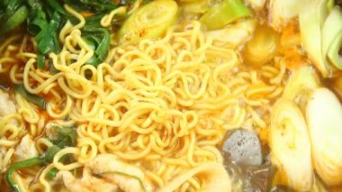 Tavada haşlanmış erişte, Chiangmai Tayland.