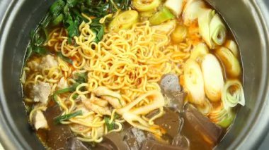 Tavada haşlanmış erişte, Chiangmai Tayland.